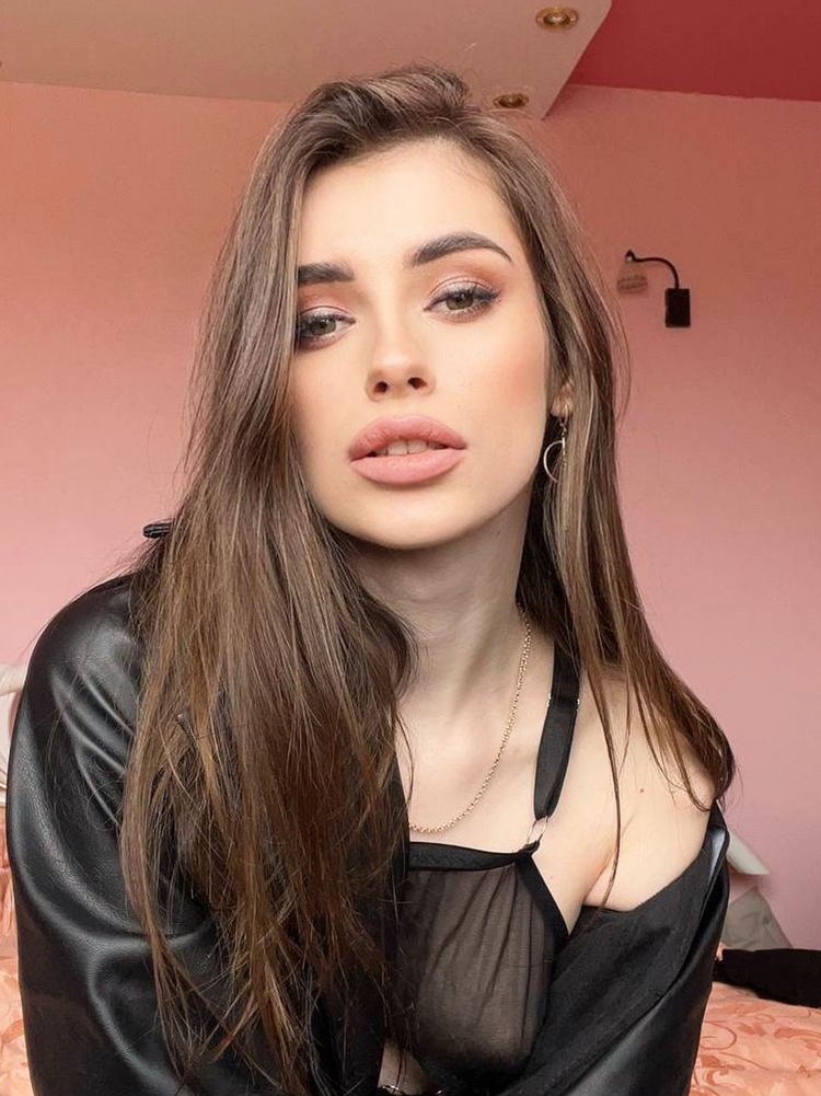 Anna Cherry๐